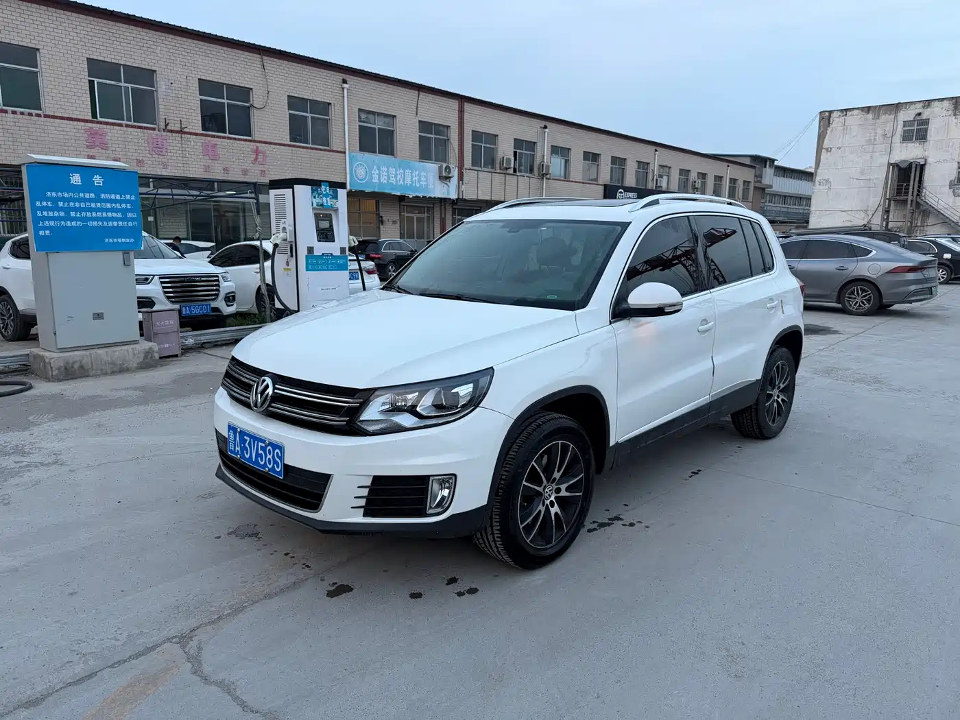 Volkswagen Tiguan 2016 Model 300TSI Automatic 2WD Luxury Edition