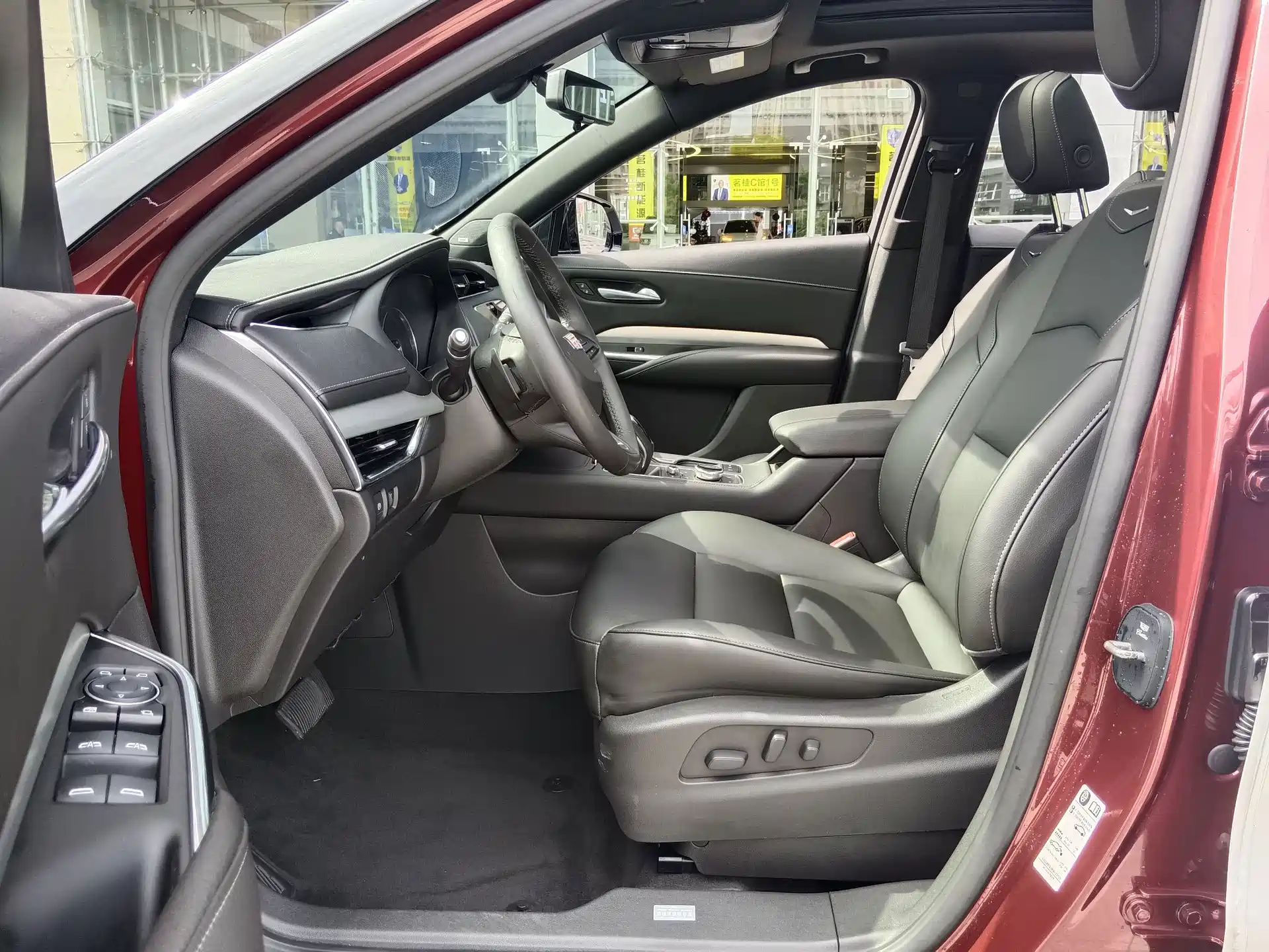 Photo 9 - Cadillac XT4