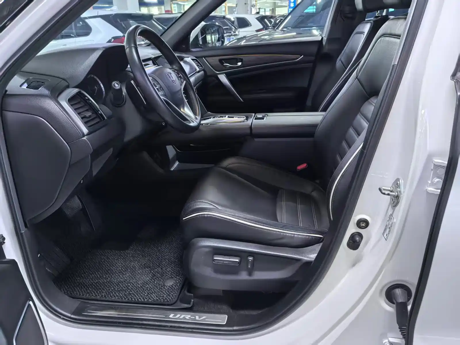 Фото 8 - Honda UR-V