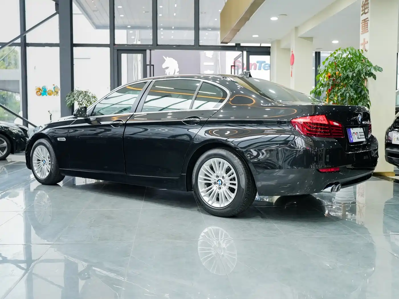 BMW 5 Series 2014 525Li Leading фото 2