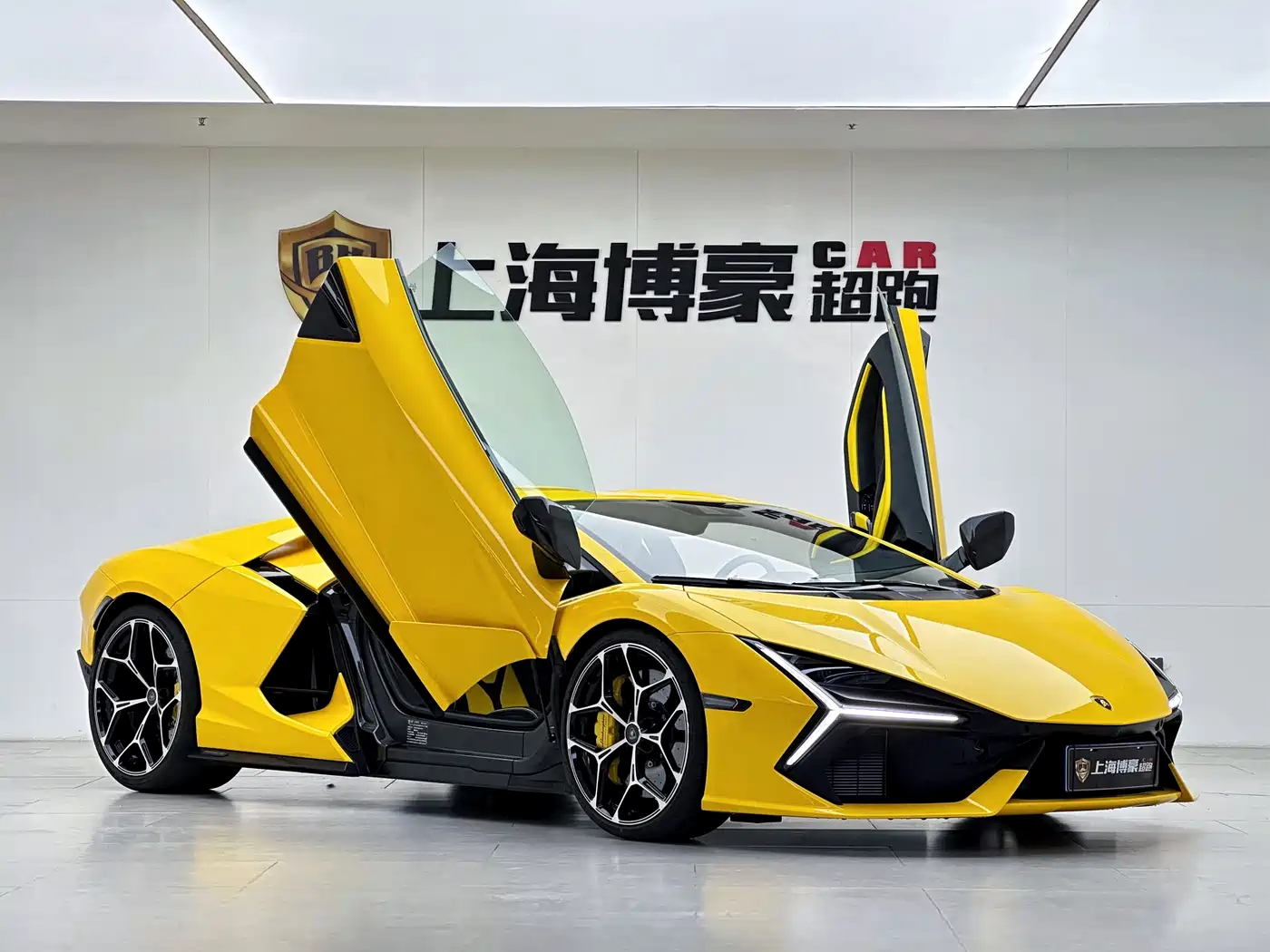 LAMBORGHINI REVUELTO