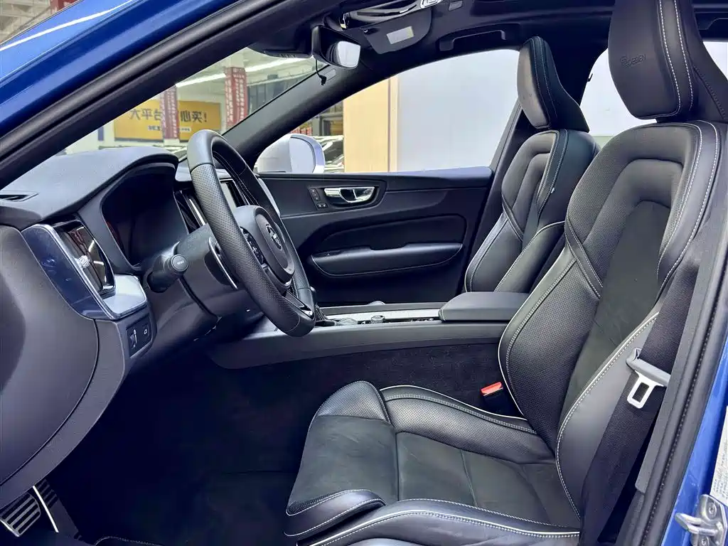 Фото 8 - Volvo XC60