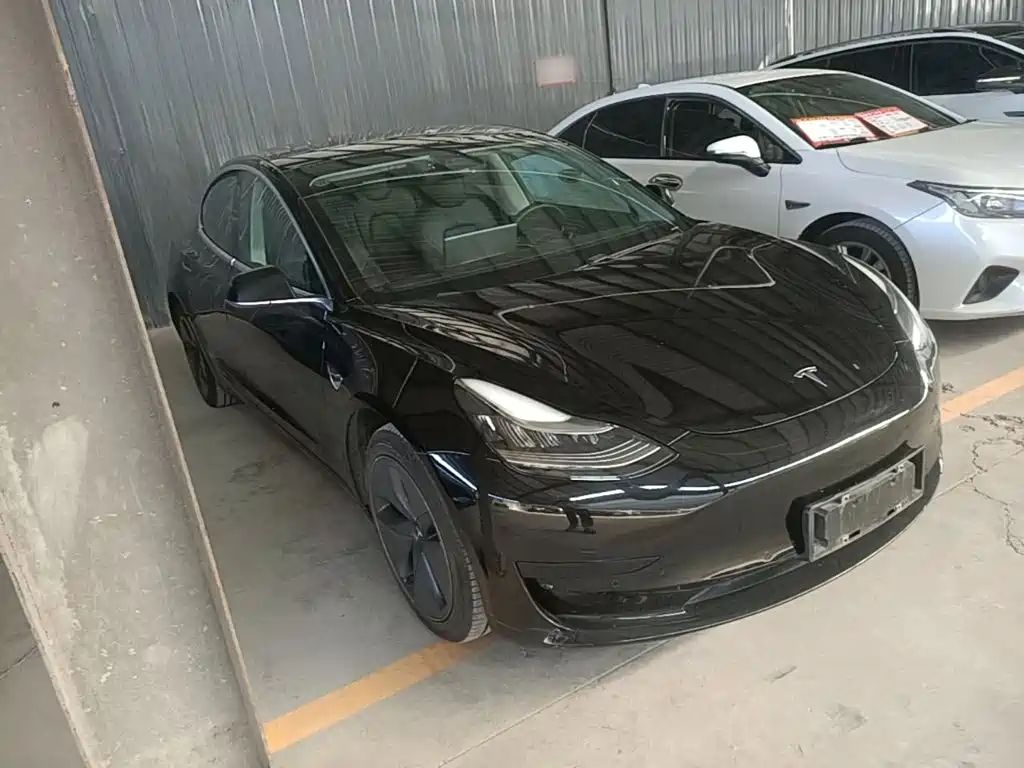 Фото 4 - Tesla Model 3