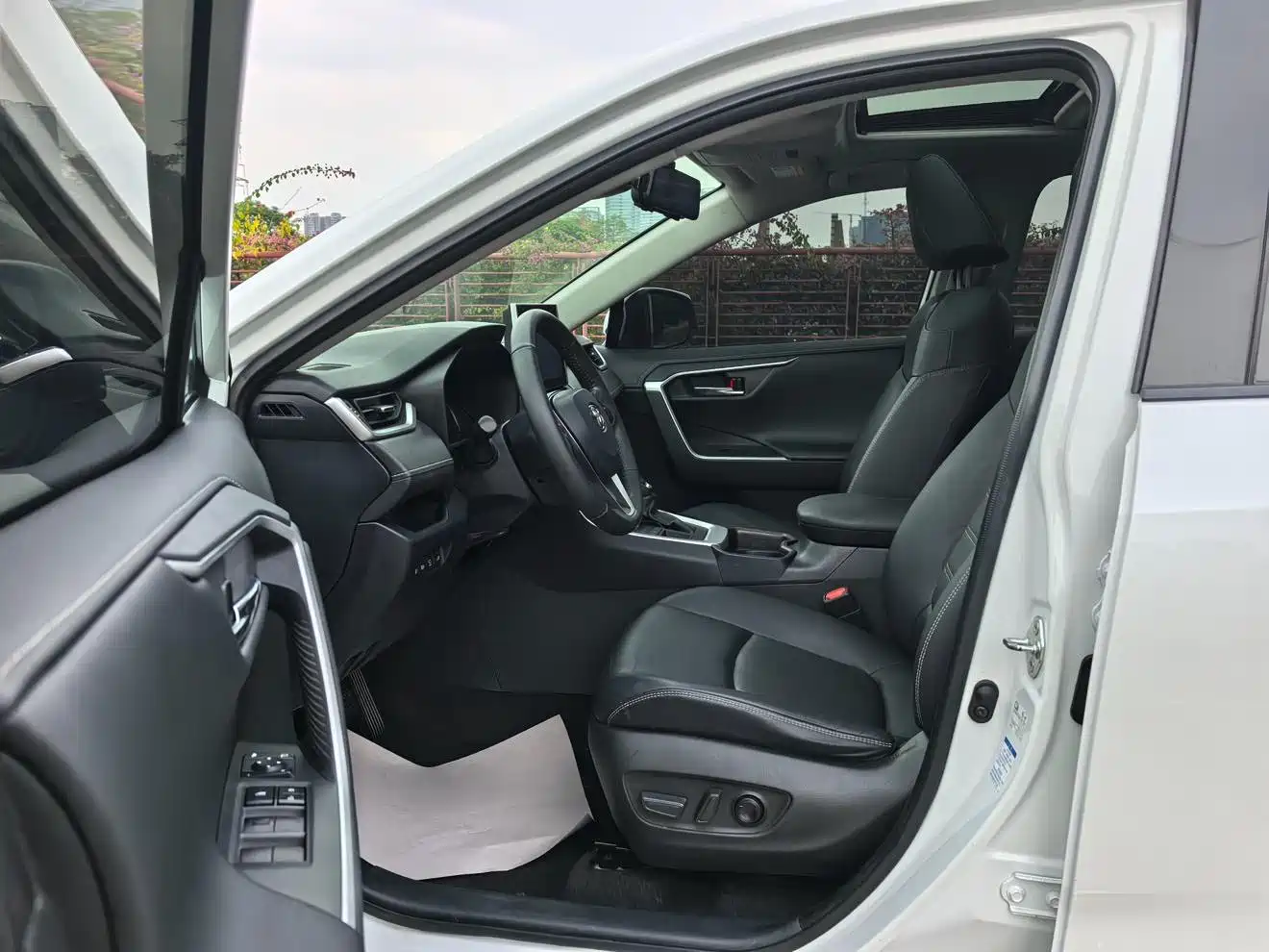 Photo 5 - Toyota RAV4