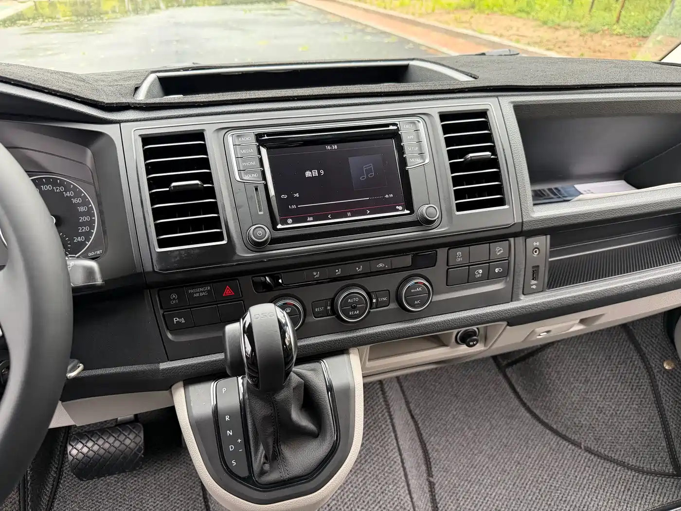 Volkswagen Caravelle 2018 2.0TSI 4WD Luxury Edition 7-Seater фото 9
