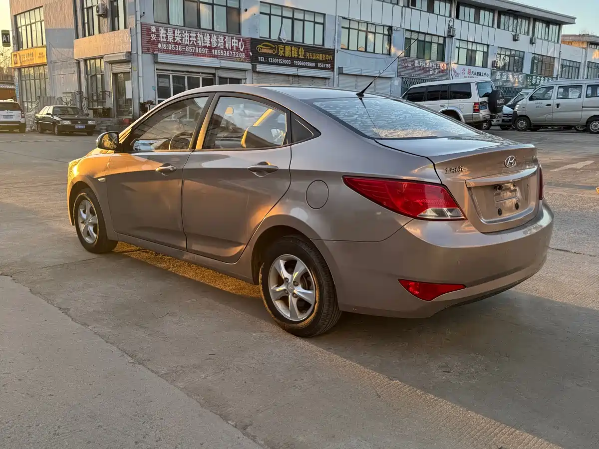 Hyundai Verna 2014 1.4L Manual Smart GLS фото 3