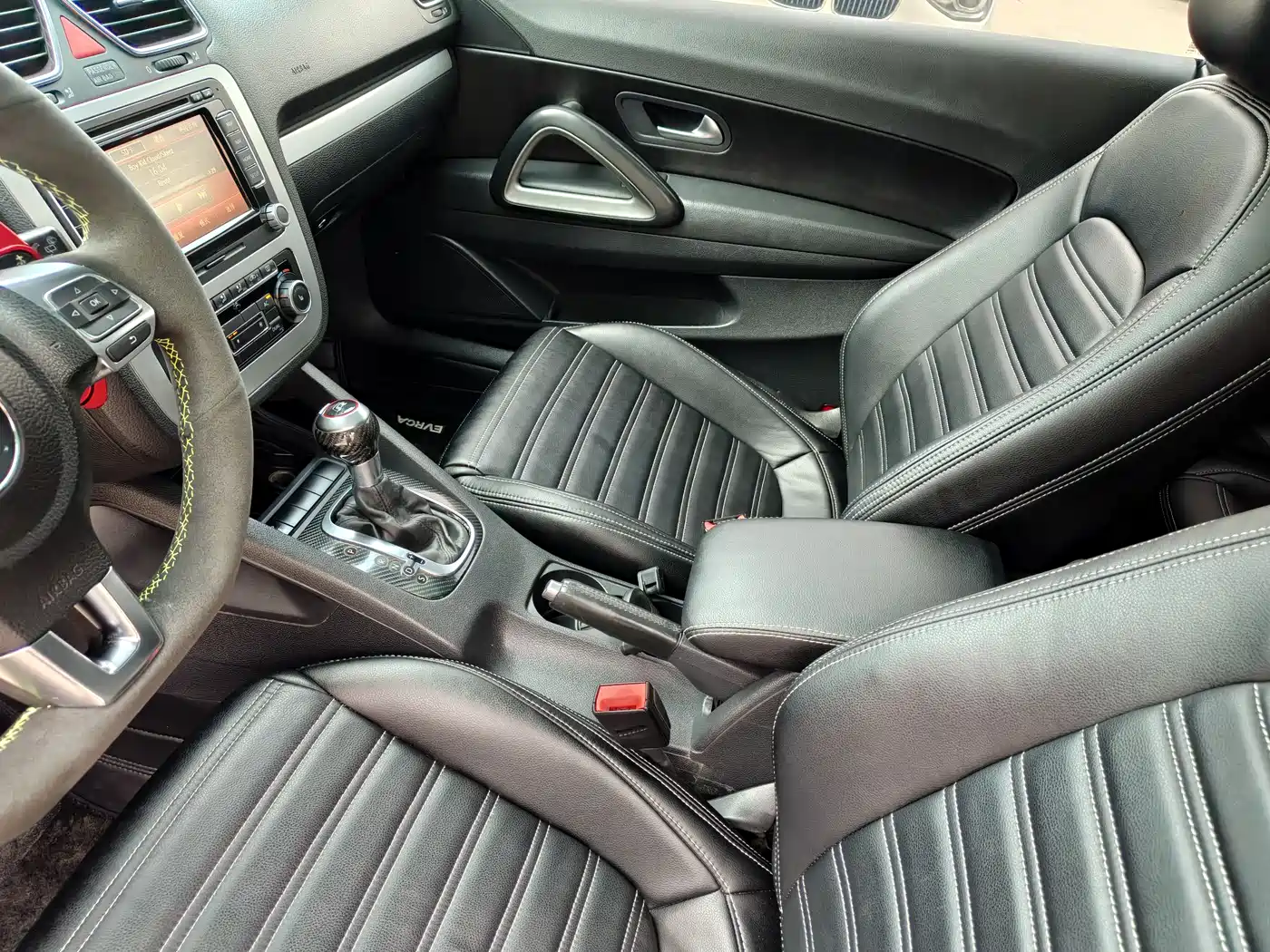 Volkswagen Scirocco 2010 2.0TSI Luxury Edition фото 24