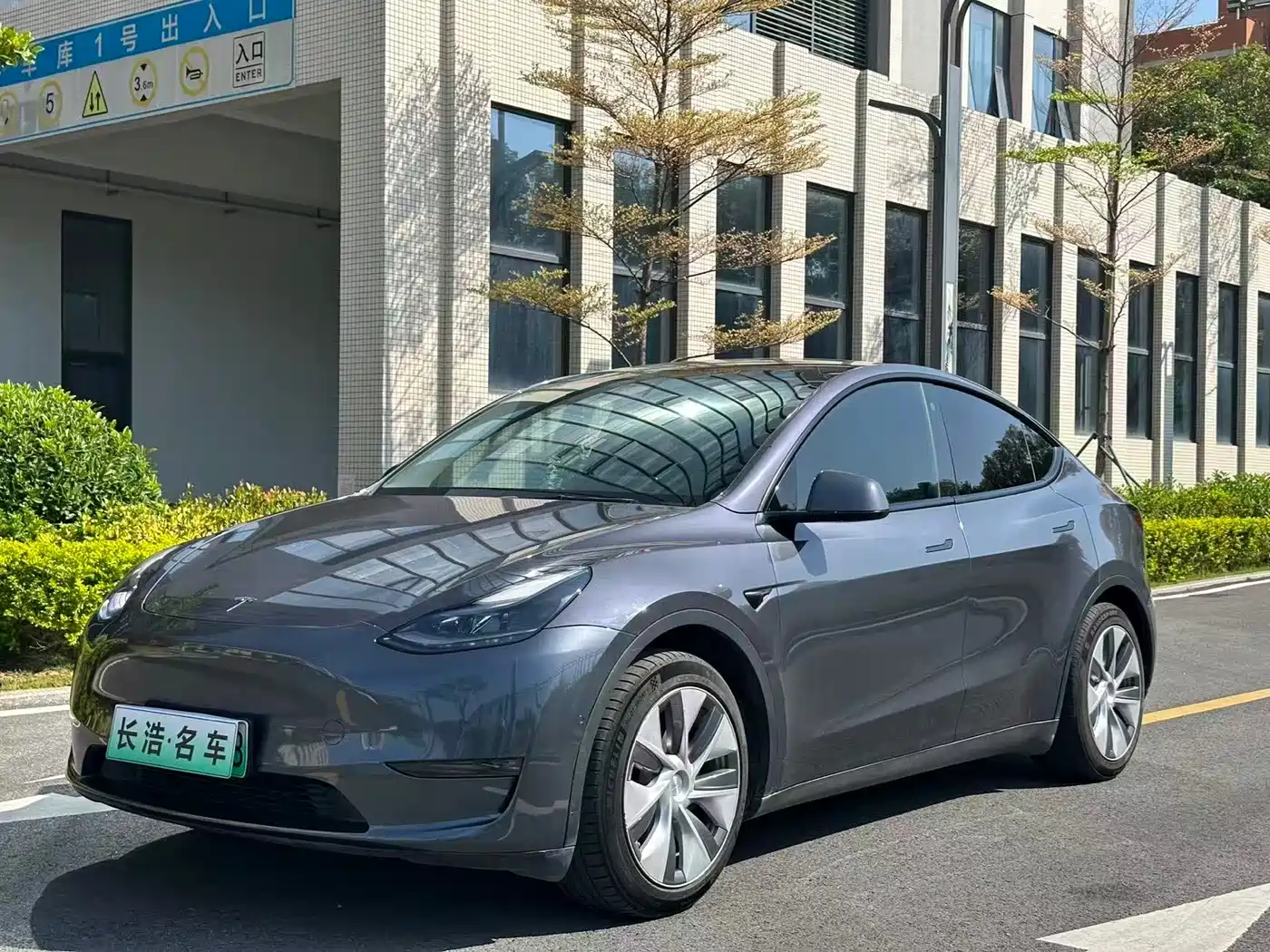 TESLA MODEL Y