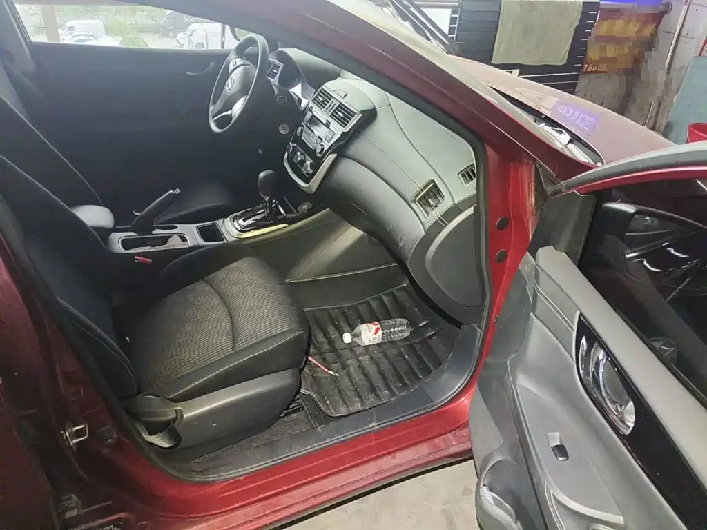 Photo 13 - Nissan Tiida