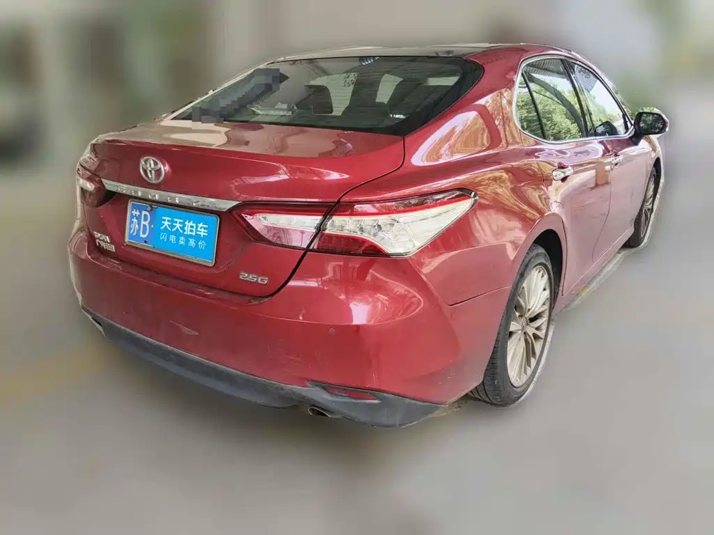 Фото 2 - Toyota Camry