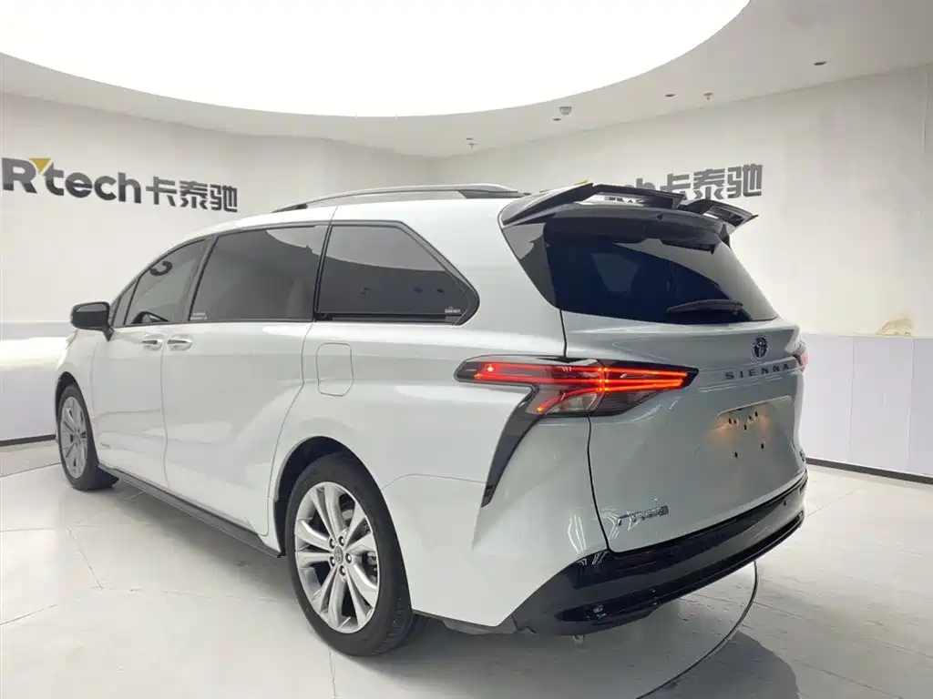 Toyota Sienna 2023 2.5L Hybrid Premium Edition фото 7