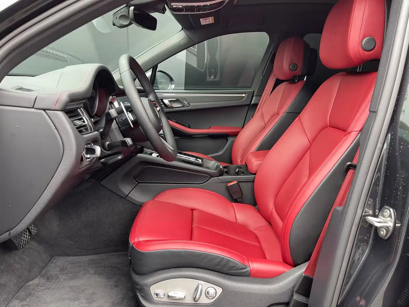 PORSCHE MACAN