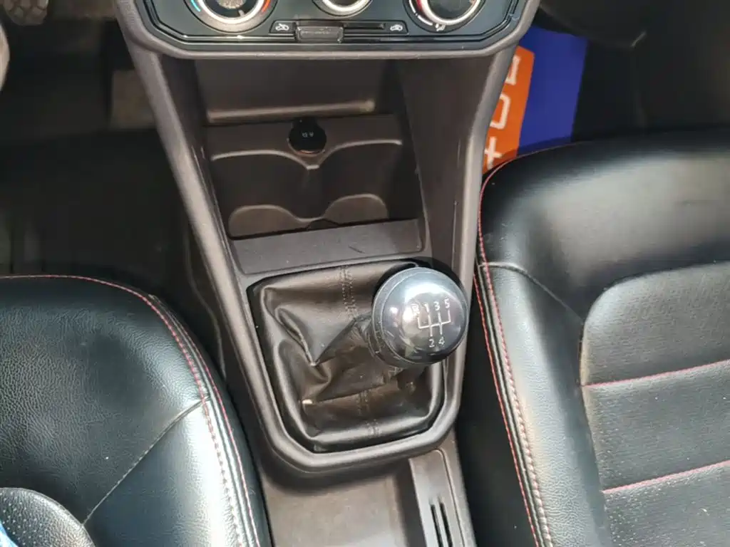 Volkswagen Jetta 2019 Dream Edition 1.4L Manual Fashion фото 14