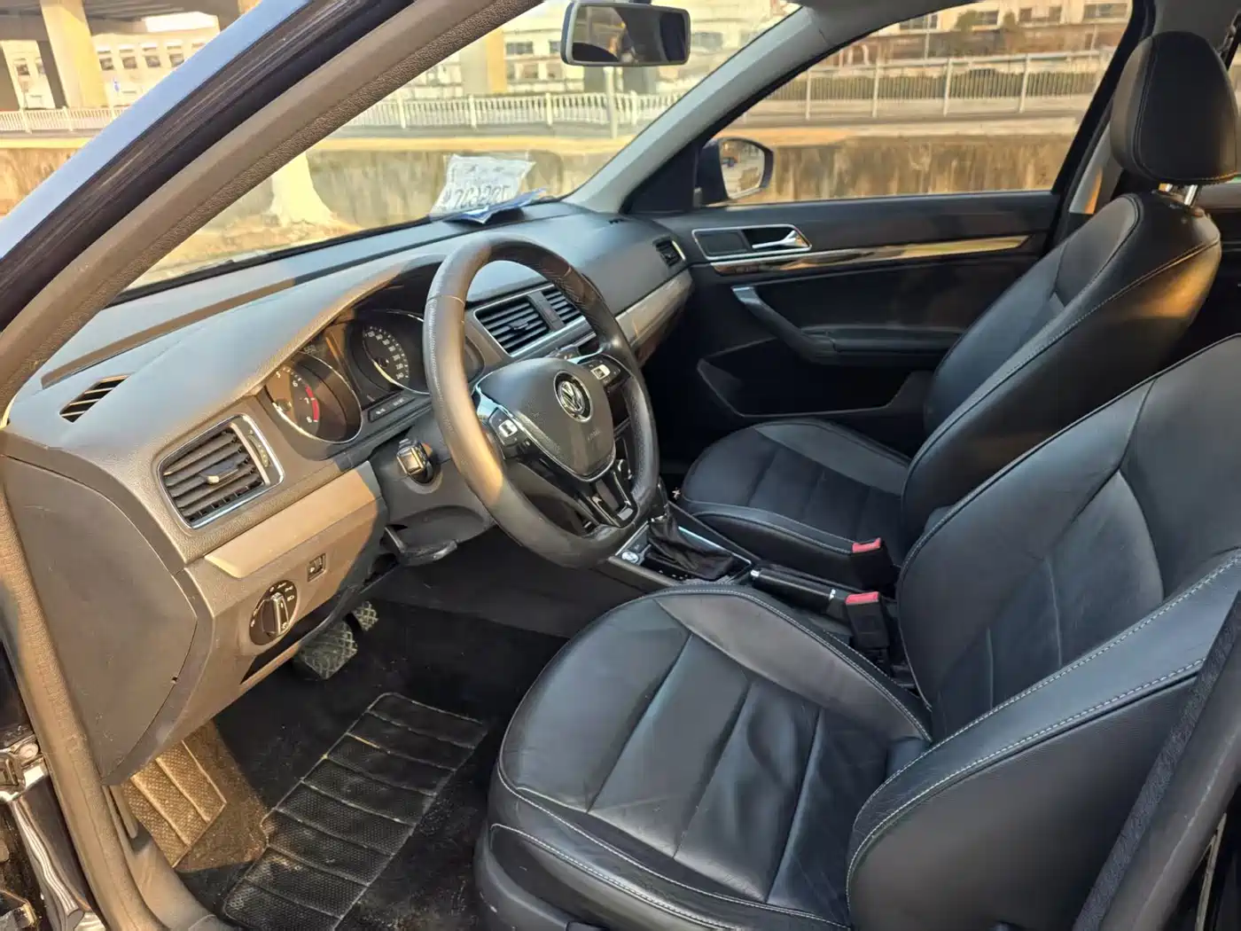 Volkswagen Lavida 2015 1.6L Automatic Comfort Edition фото 6