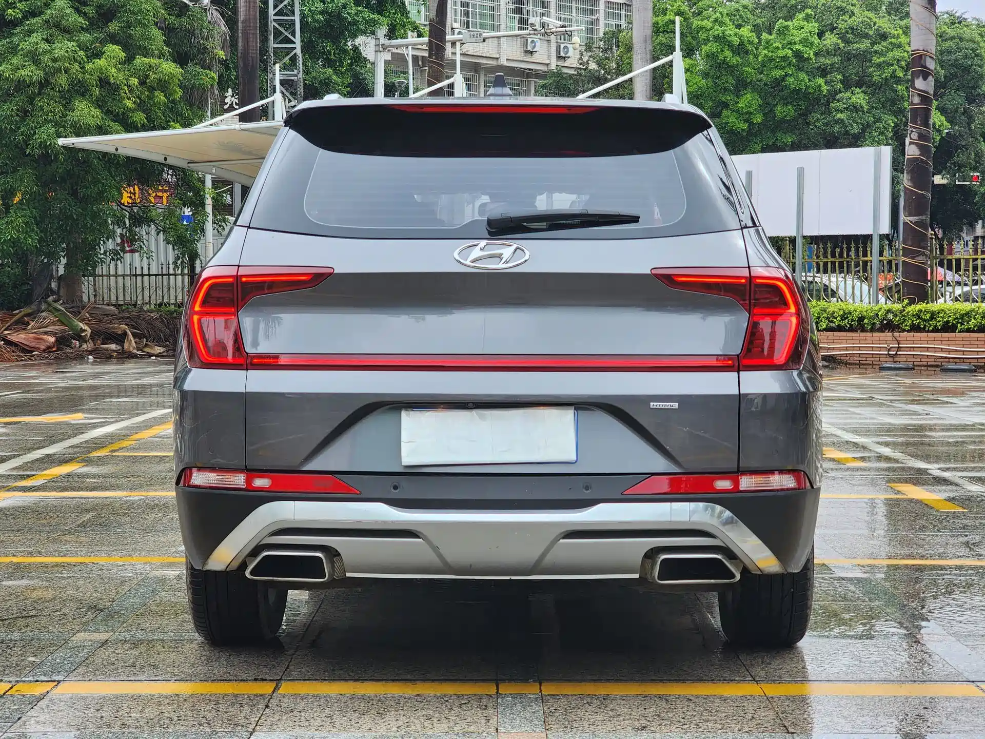 Photo 5 - Hyundai Santa Fe