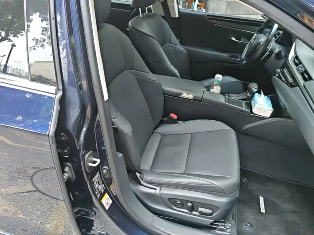 Фото 25 - Lexus ES