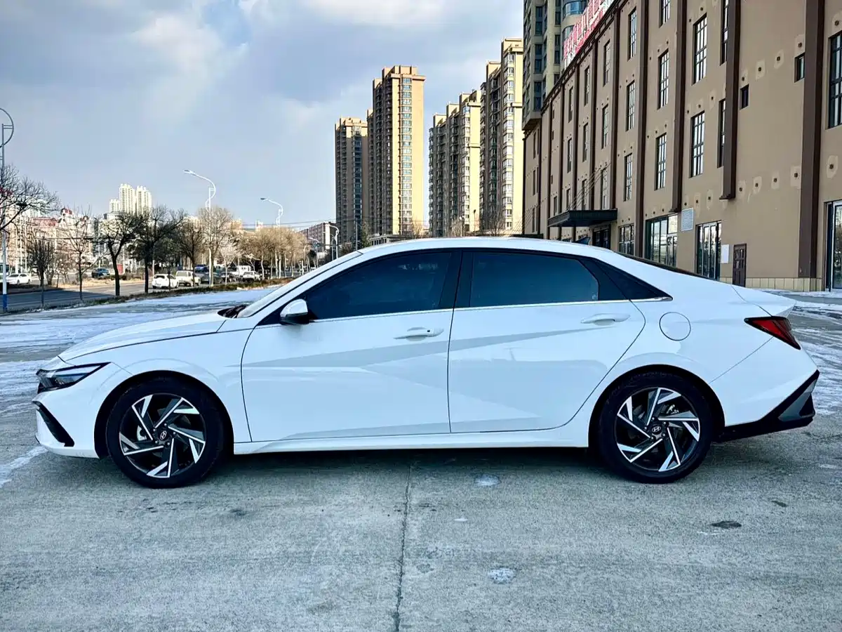Hyundai Elantra 2023 Model 1.5L CVT LUX Premium Edition фото 8