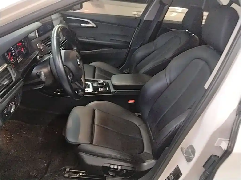 BMW 1 Series 2018 118i Sport Edition фото 15