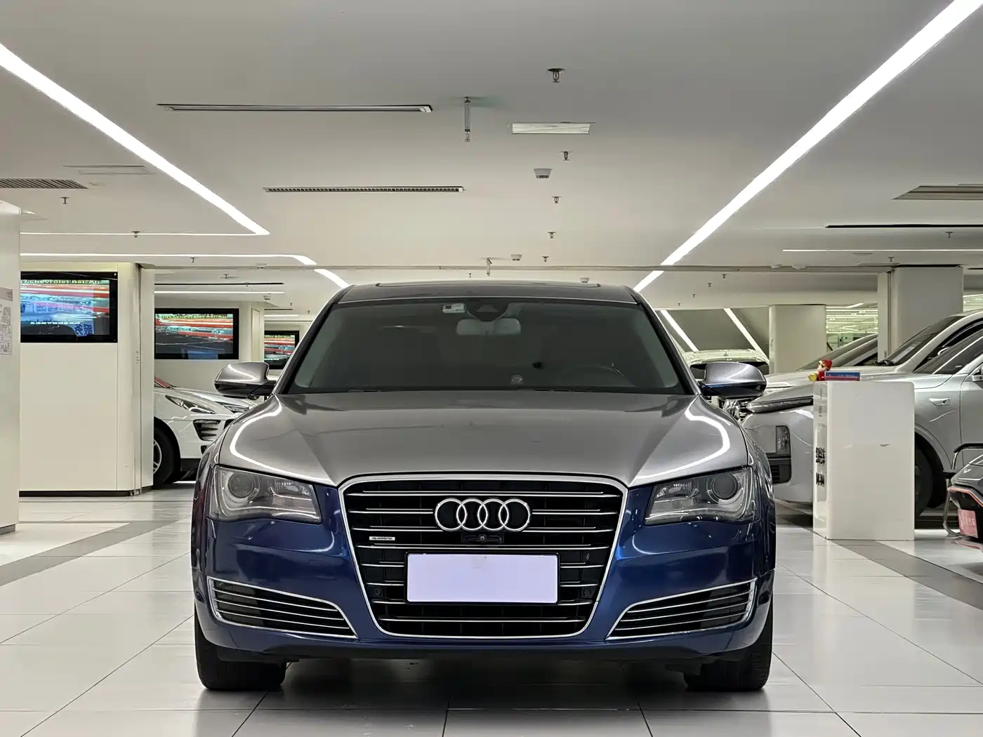 Фото 2 - Audi A8