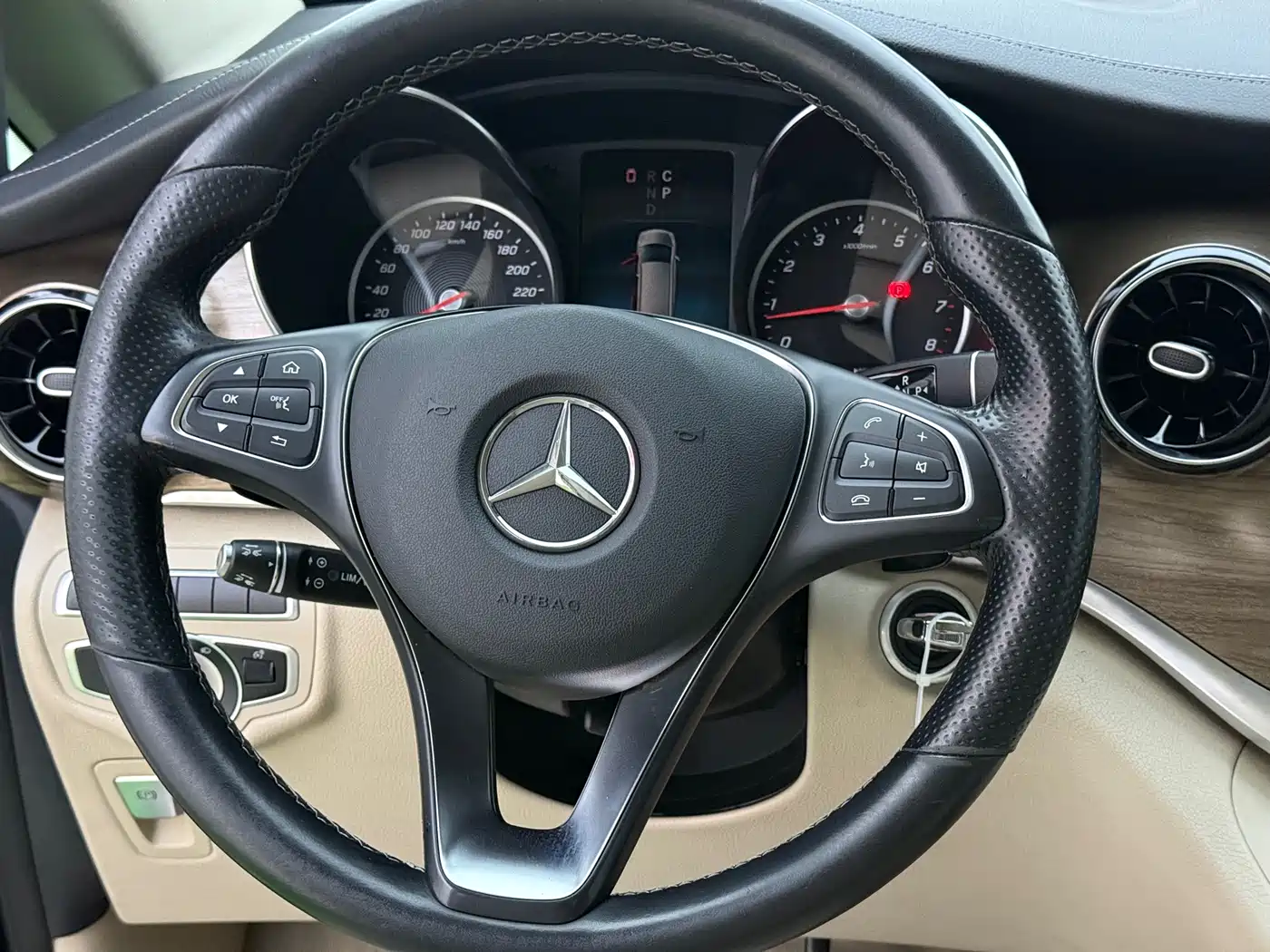 Mercedes-Benz V-Class 2021 V 260 L Long Wheelbase Premium Edition фото 9