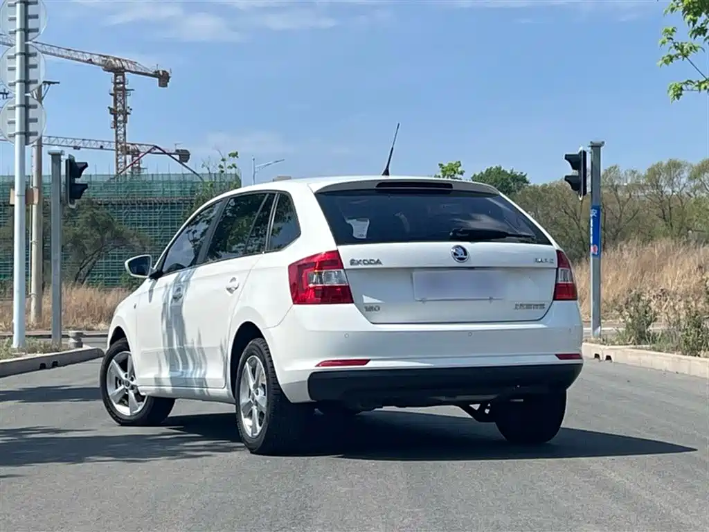 Škoda Skoda Rapid Spaceback 2016 Facelift 1.6L Automatic Innovation Edition фото 14