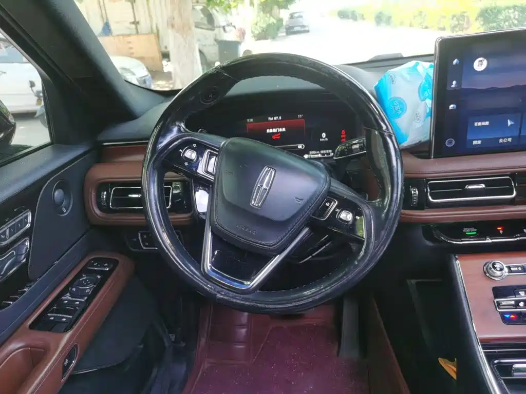 Photo 7 - Lincoln Aviator