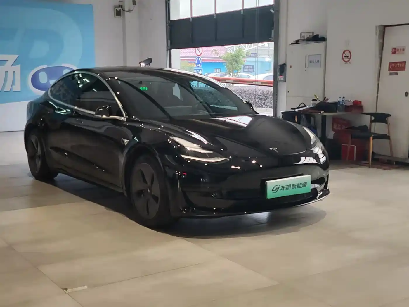 TESLA MODEL 3
