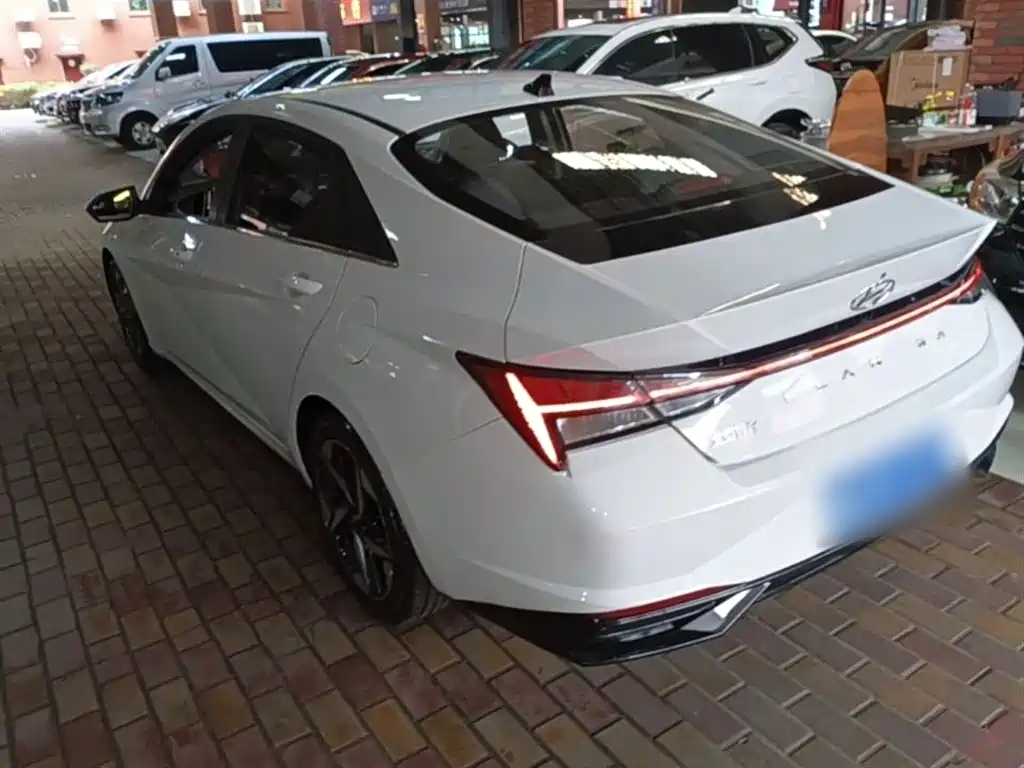 Hyundai Elantra 2021 1.5L CVT LUX Premium Edition фото 5