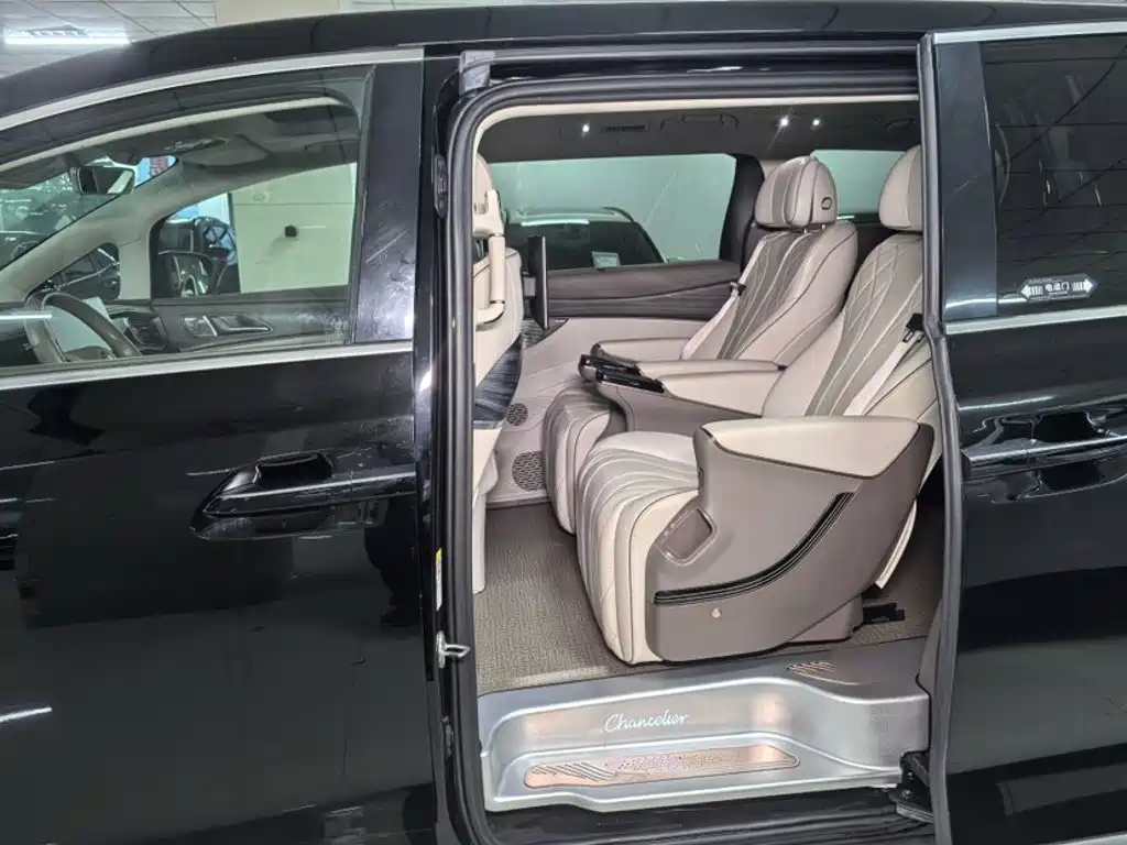 Denza D9 2023 2022 DM-i 970 AWD Flagship