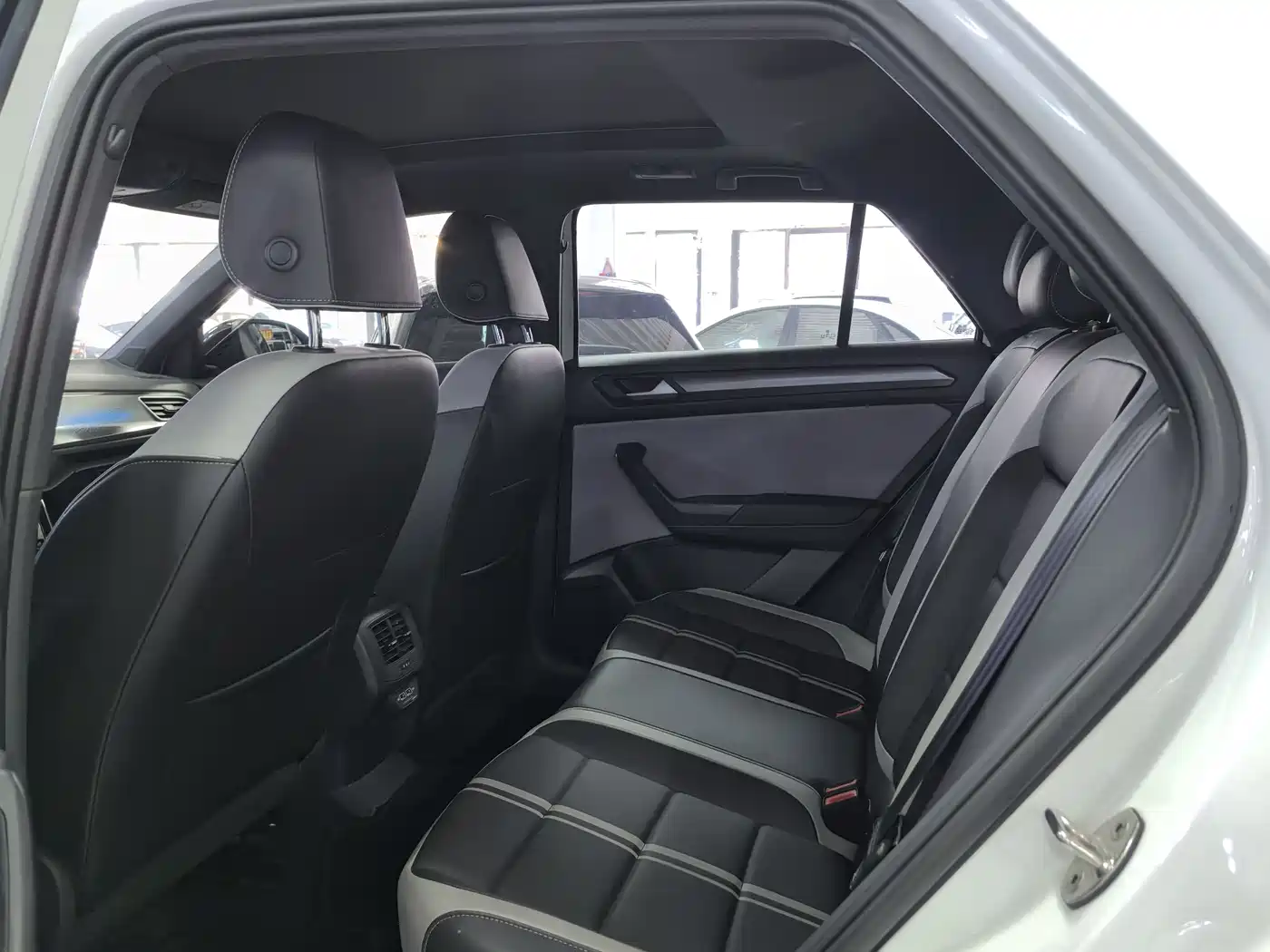 Volkswagen T-ROC 2024 300TSI DSG 2WD Morning Light Edition фото 9