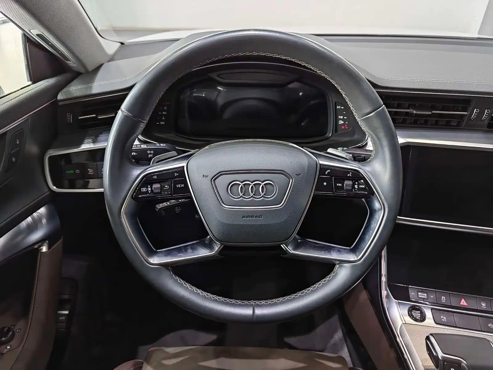 Фото 8 - Audi A7L