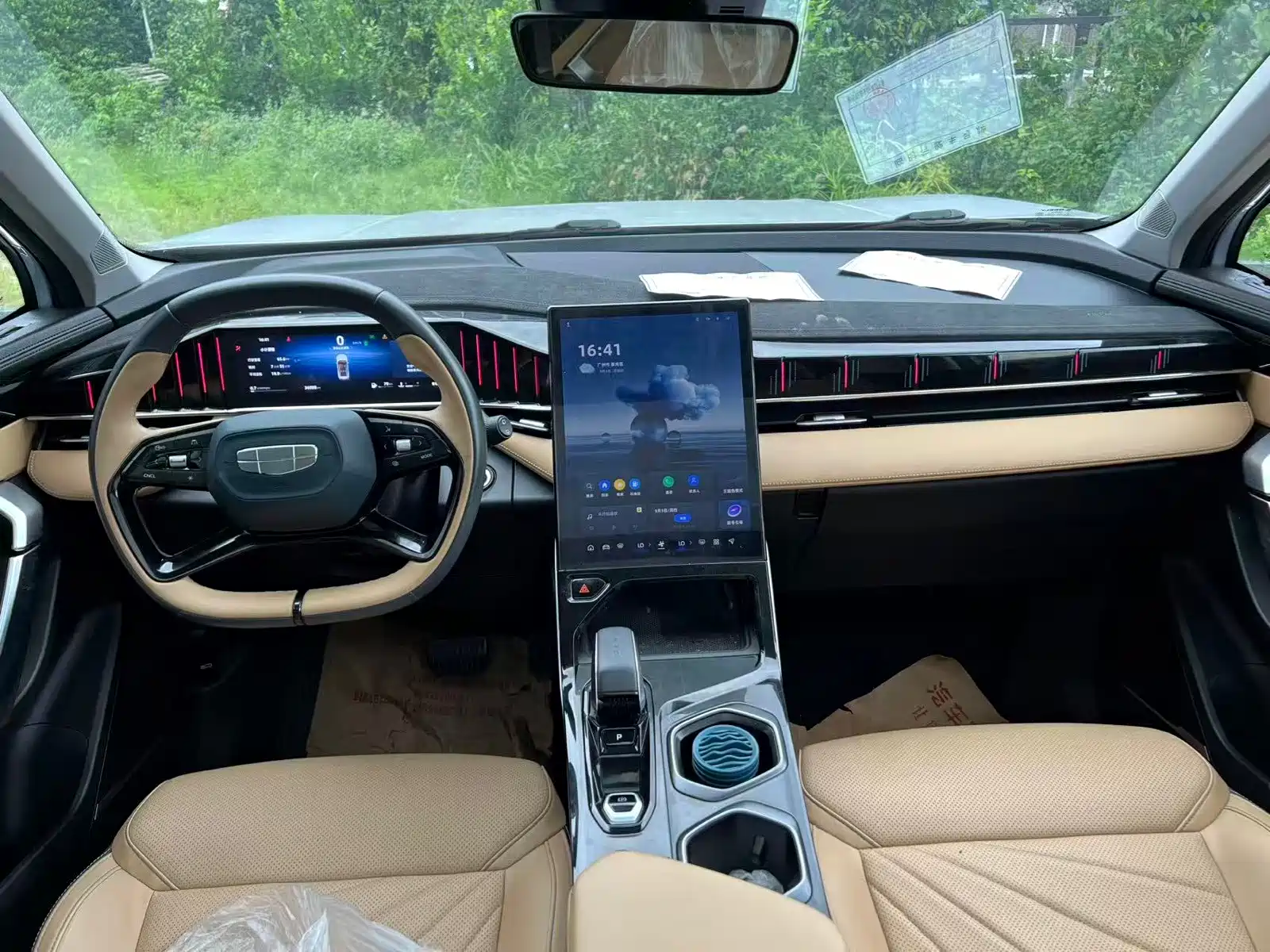 Фото 4 - Geely Atlas L