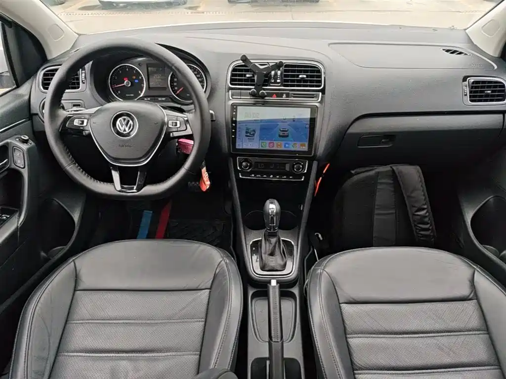 Volkswagen Polo 2014 1.6L Automatic Luxury Edition фото 10