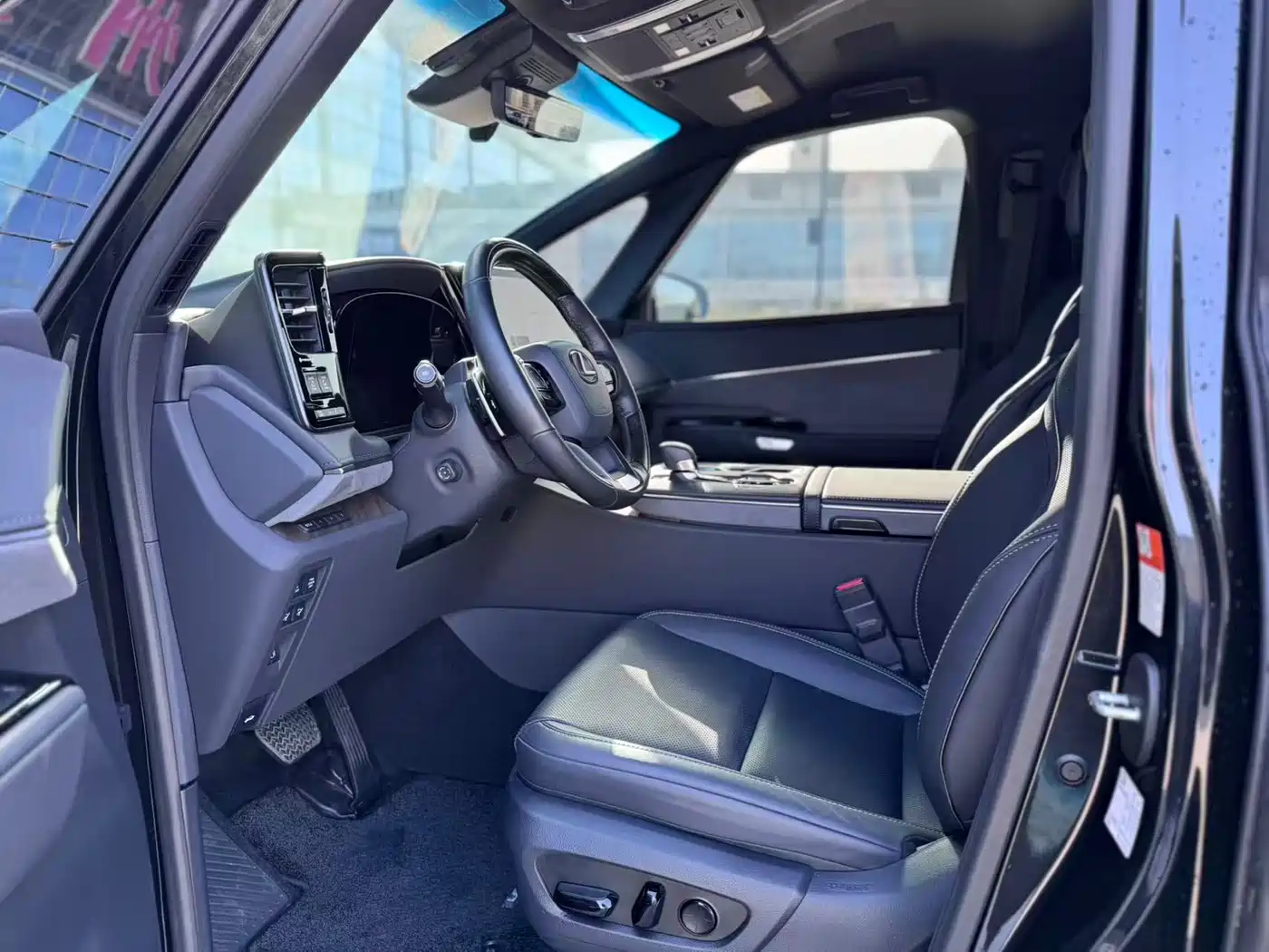 Lexus LM 2023 500h 6-Seater Prestige Edition фото 7