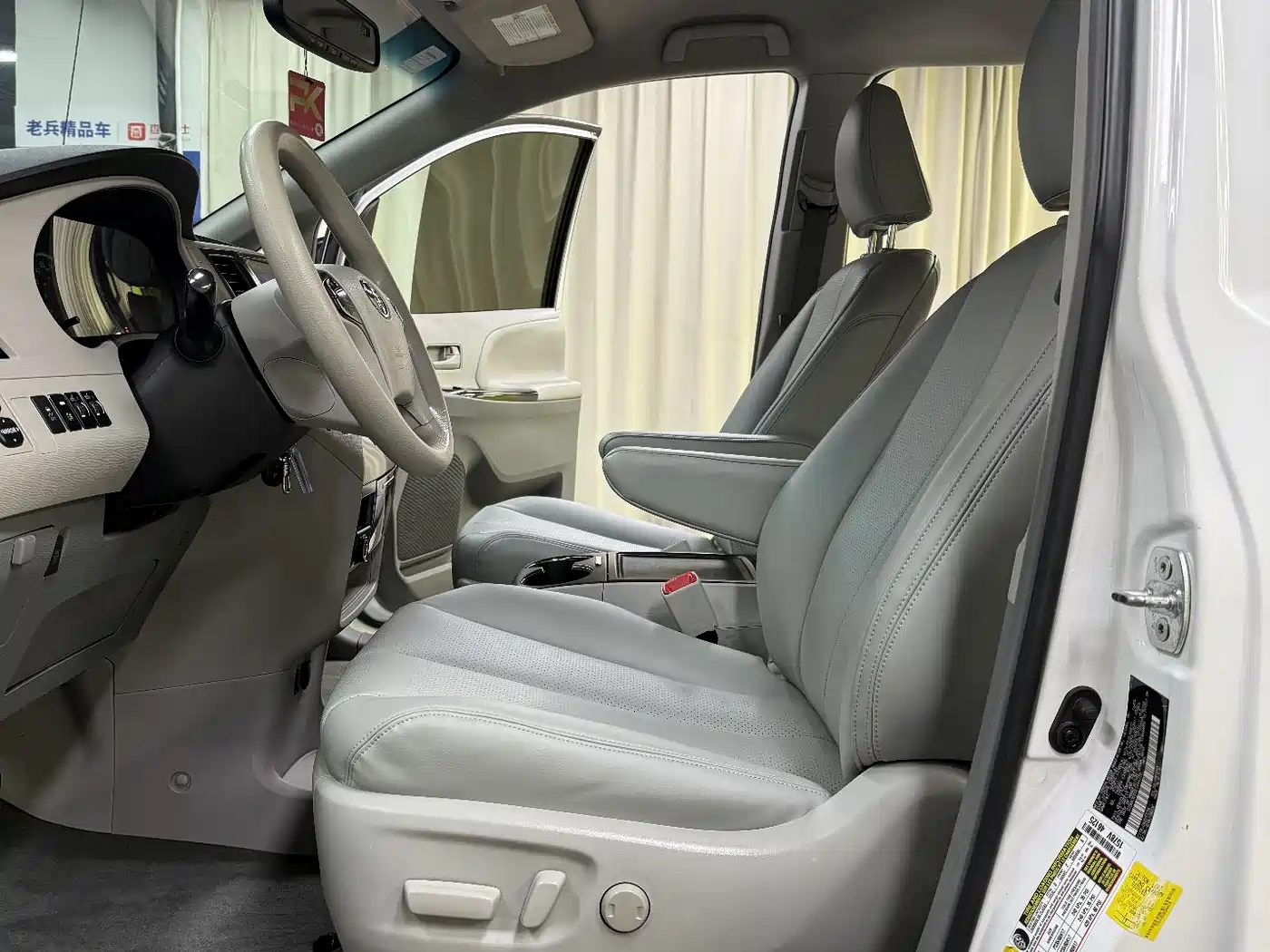 Toyota Sienna 2015 3.5L 2WD LE фото 20
