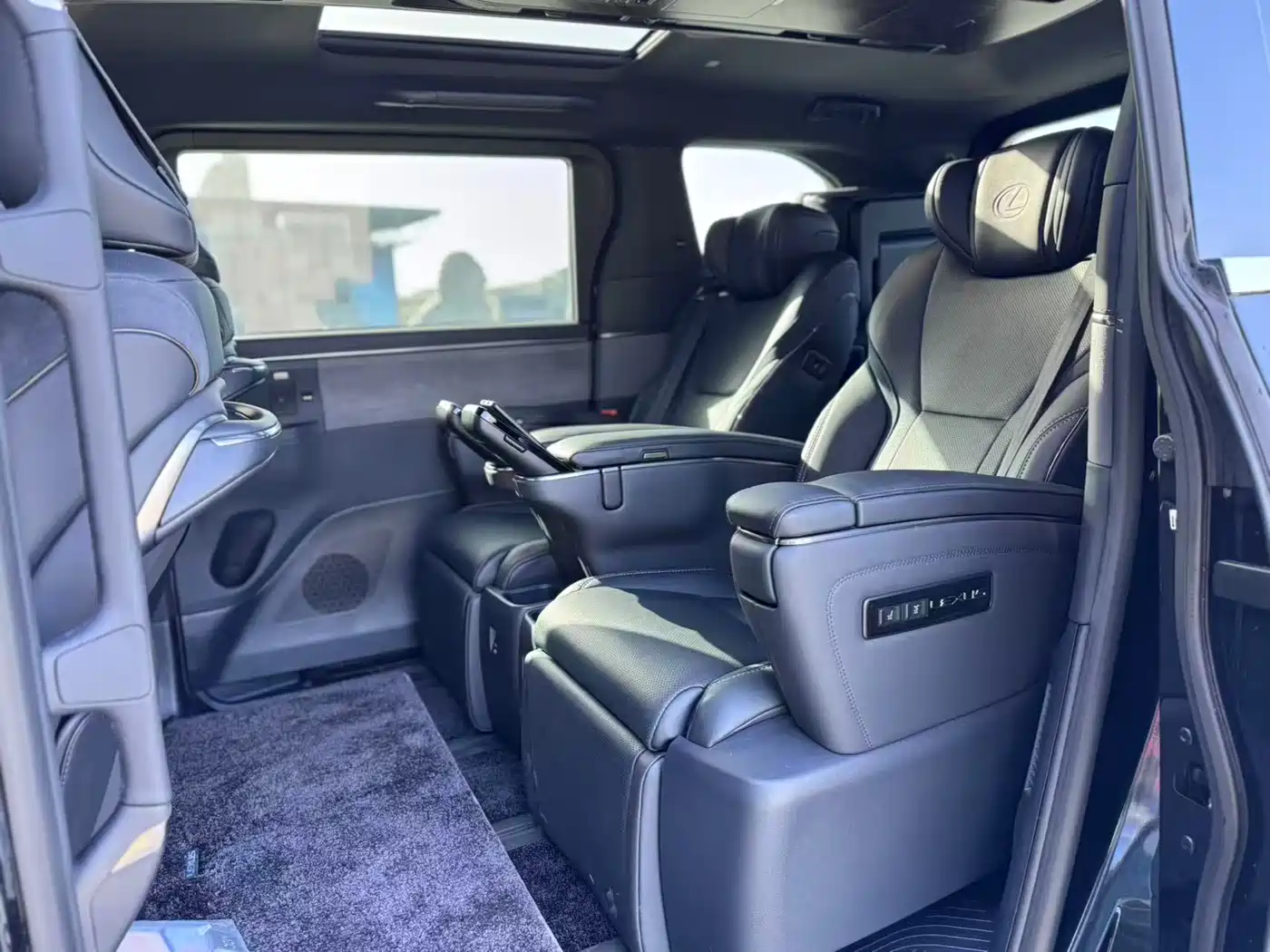 Lexus LM 2023 500h 6-Seater Prestige Edition фото 8