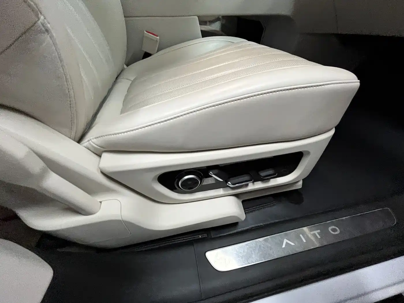 AITO Wenjie AITO M8 2025 Model Extended Range Max+ Edition 53.4kWh 6-Seater фото 16