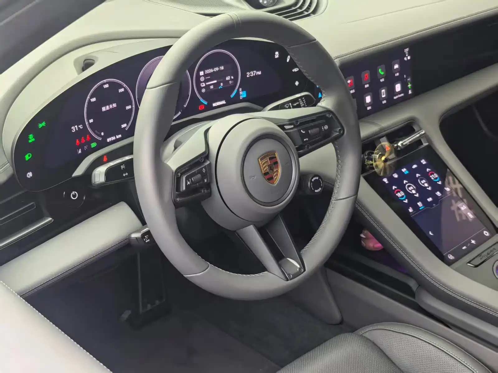 Photo 8 - Porsche Taycan