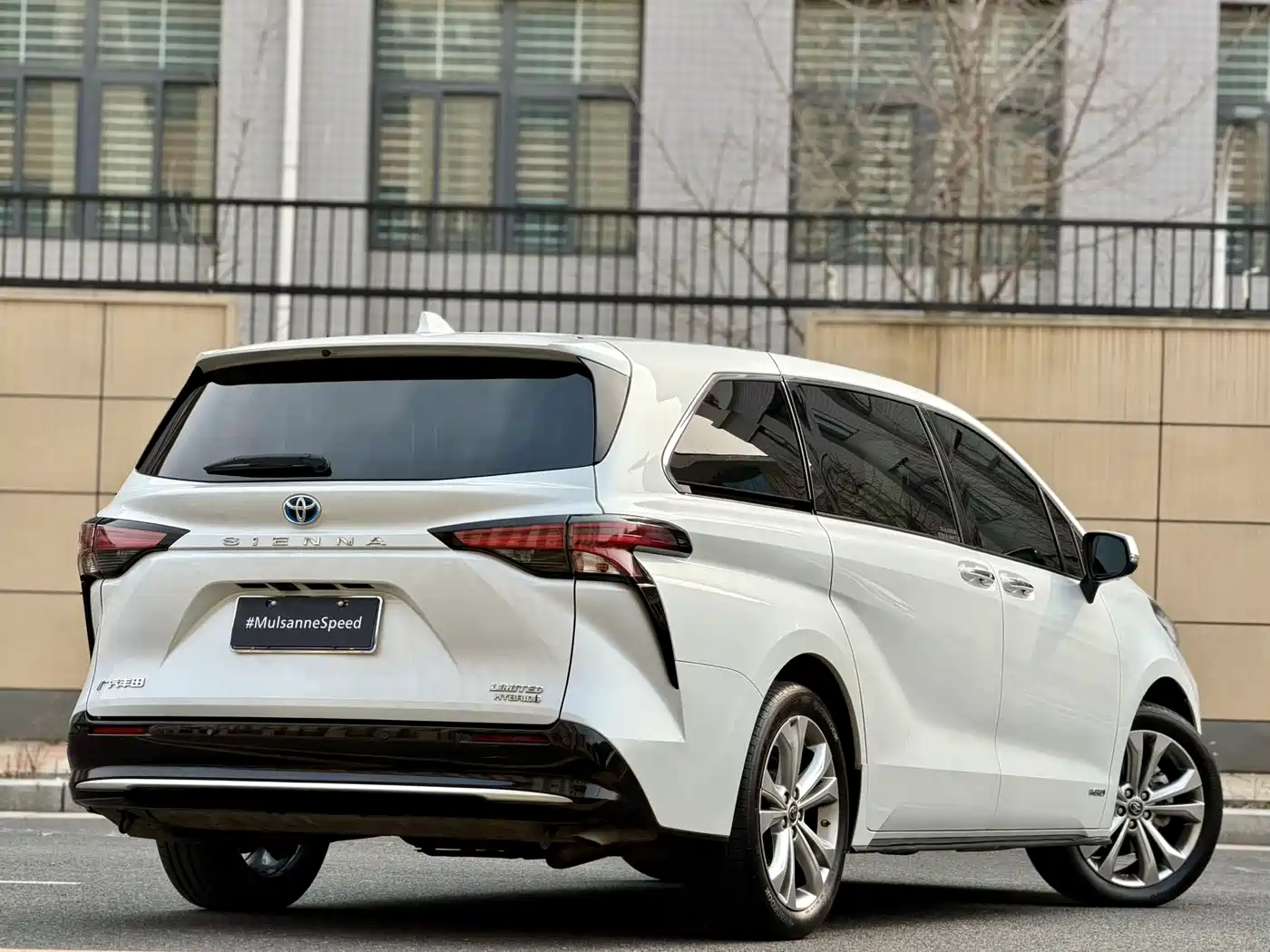 Toyota Sienna 2023 2.5L Hybrid Premium Edition фото 5