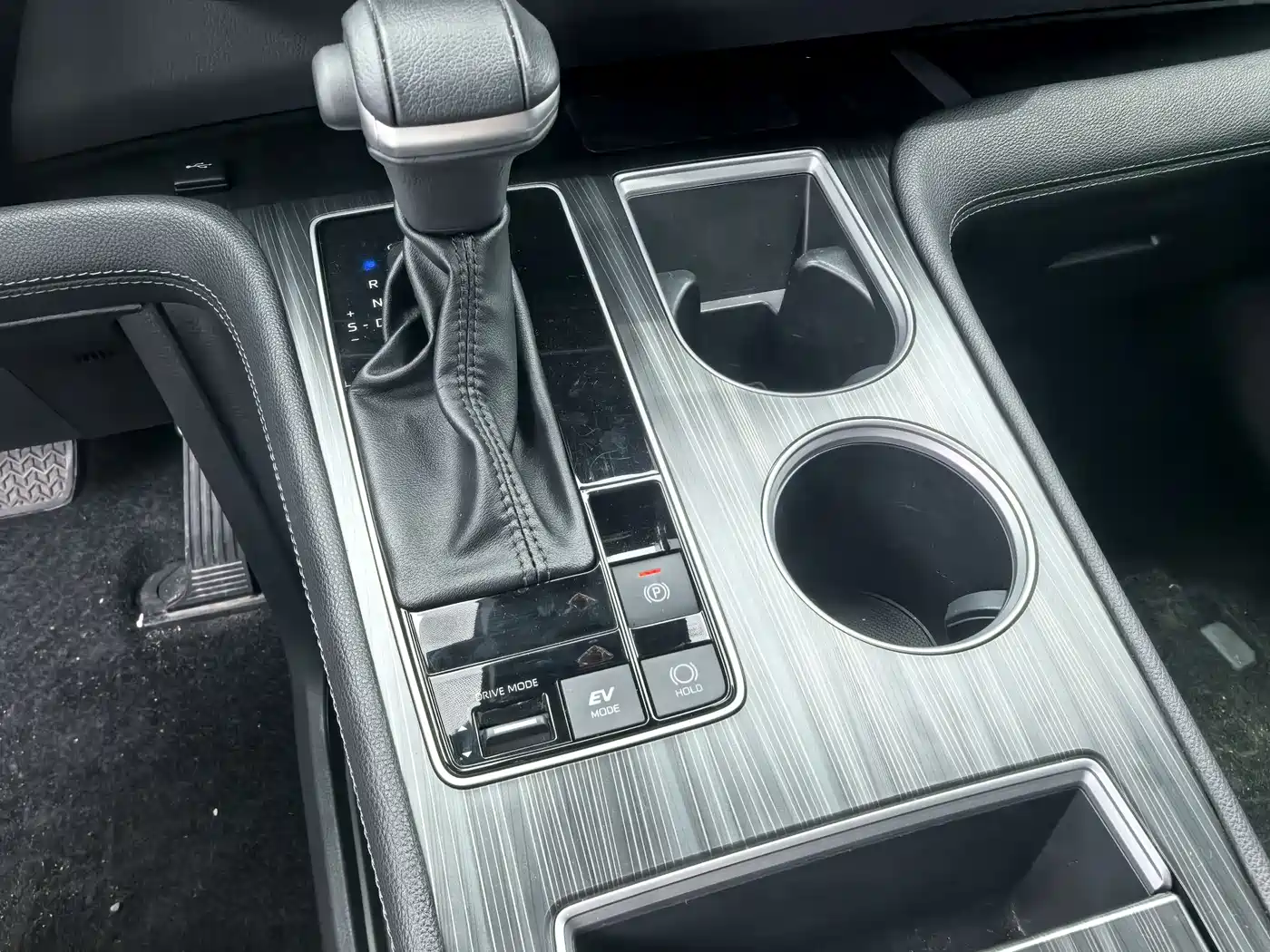 Toyota Sienna 2023 2.5L Hybrid Platinum Edition фото 12