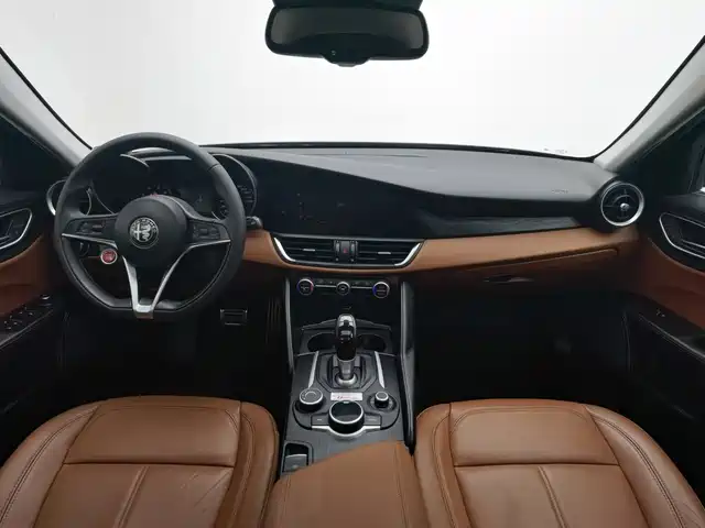 Alfa Romeo Giulia 2017 2.0T 200HP Luxury Edition — фото 5