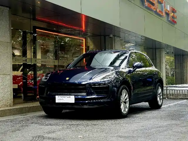 PORSCHE MACAN