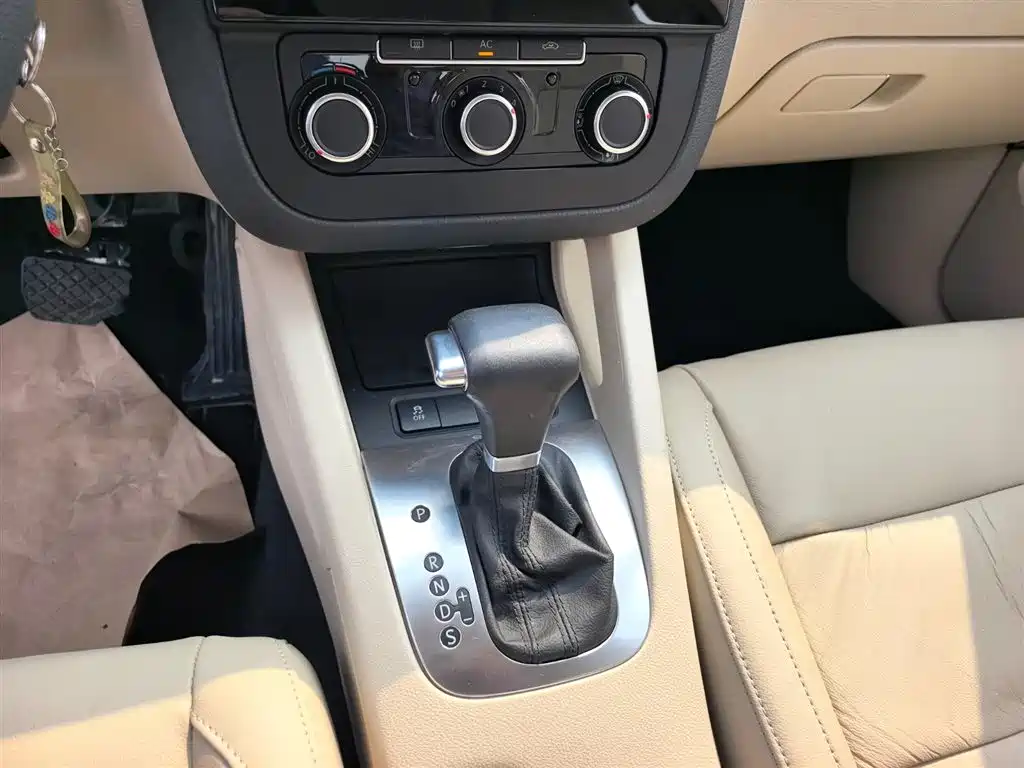 Volkswagen Sagitar 2011 1.6L Auto Comfort фото 16
