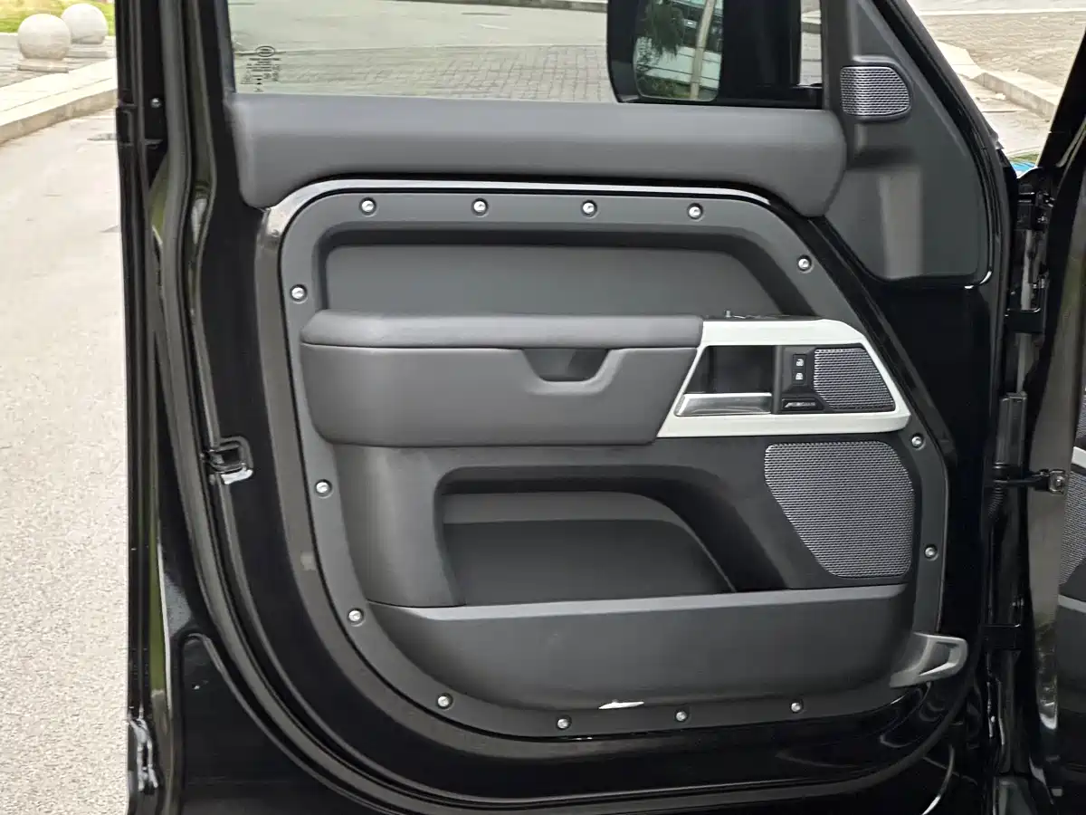 Land Rover Defender 2024 110 3.0T P400 X-DYNAMIC HSE фото 23