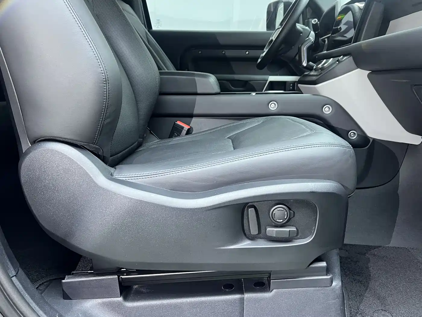 Land Rover Defender 2023 Facelift 90 3.0T P400 XS фото 32