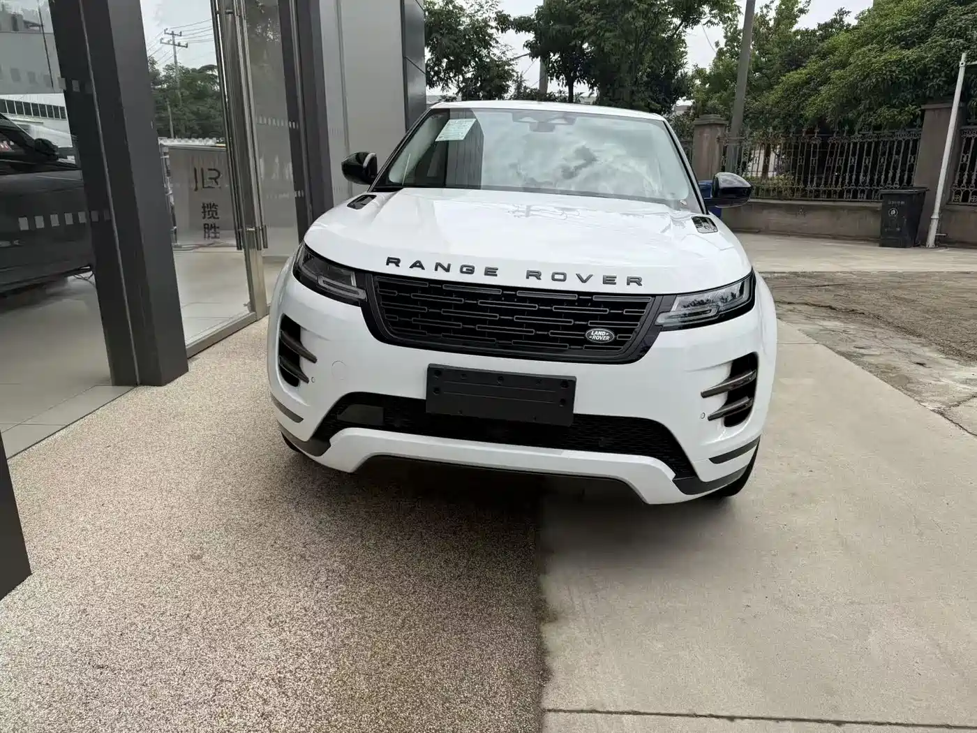 Land Rover Range Rover Evoque 2026 Range Rover Evoque L SE фото 3