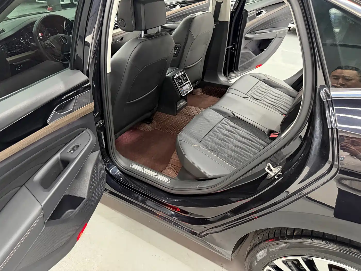 Volkswagen Passat 2020 Facelift 380TSI Luxury China VI фото 17
