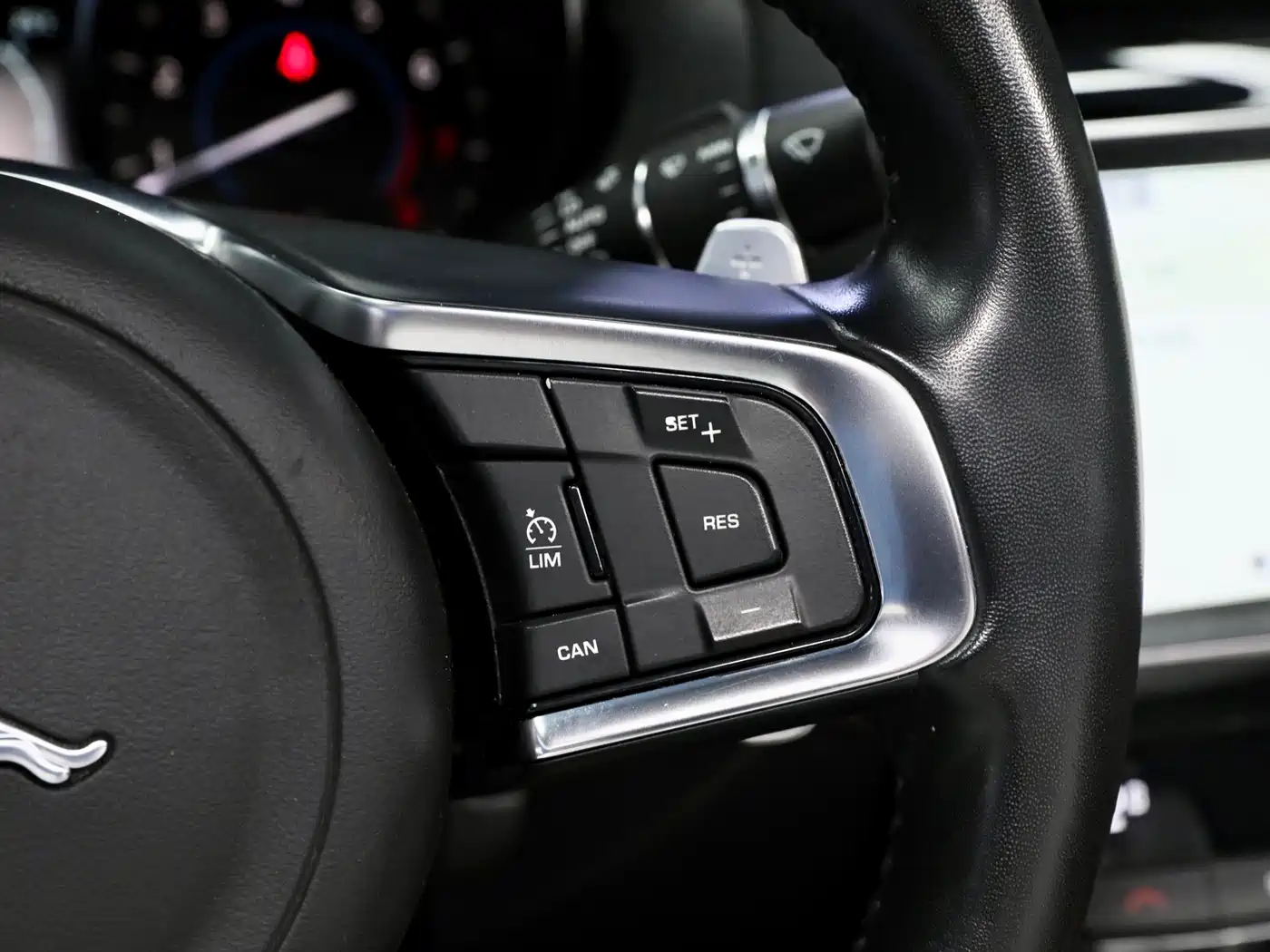 Jaguar XE 2019 2.0T 300PS AWD Landmark Edition фото 20