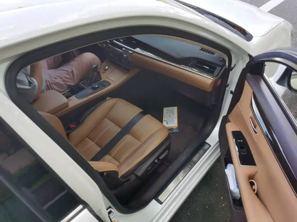 Фото 20 - Lexus ES