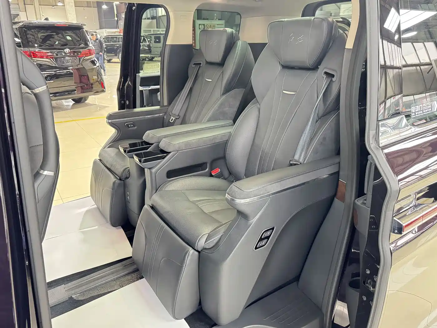 Hongqi HQ9 PHEV 2024 Model 2.0T AWD Luxury Edition фото 11
